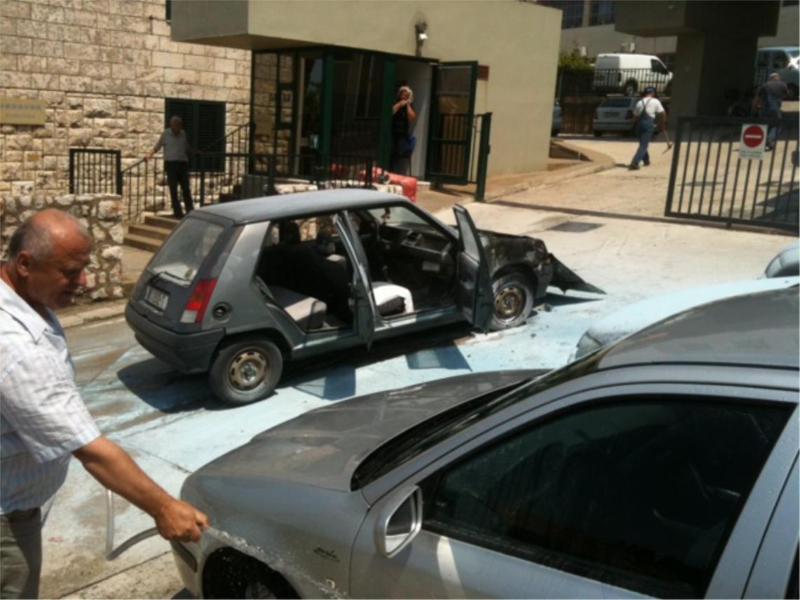 Izgorio automobil ispred zgrade Vodovoda