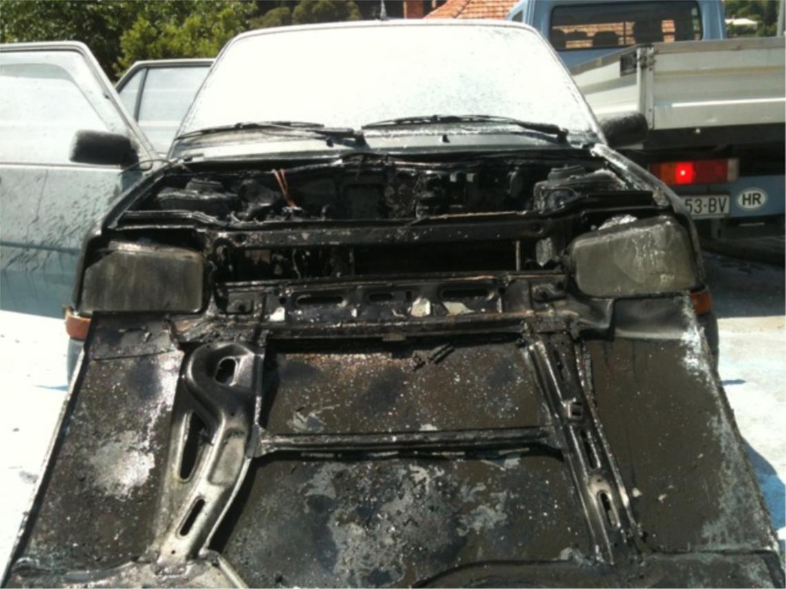 Izgorio automobil ispred zgrade Vodovoda