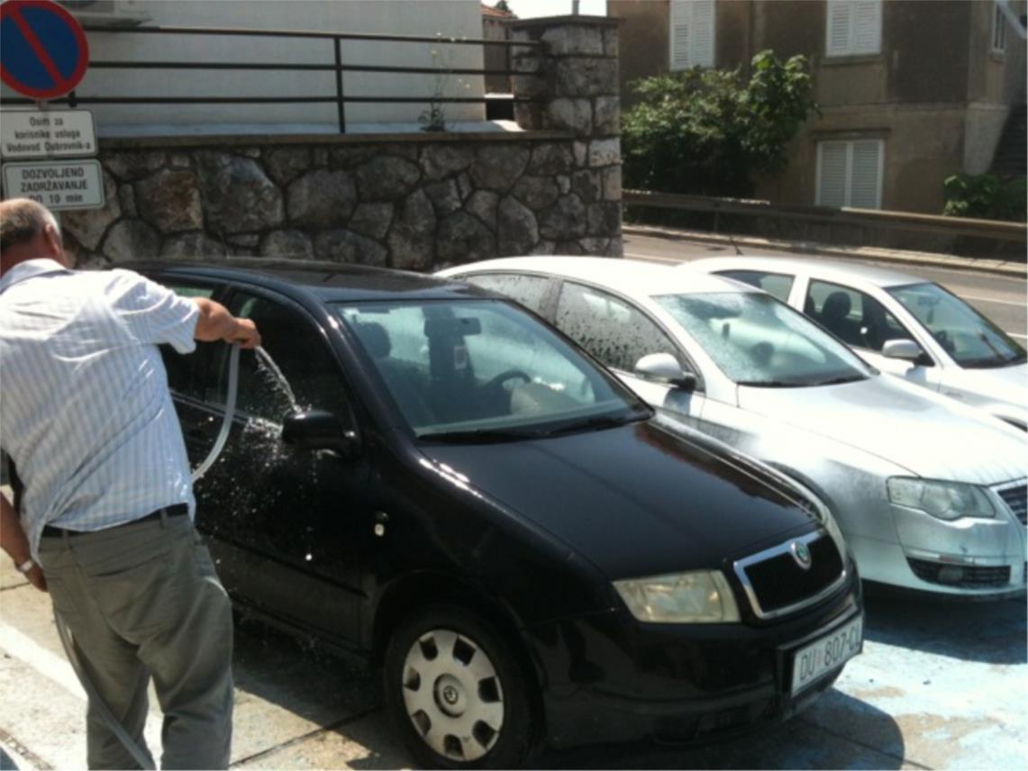 Izgorio automobil ispred zgrade Vodovoda