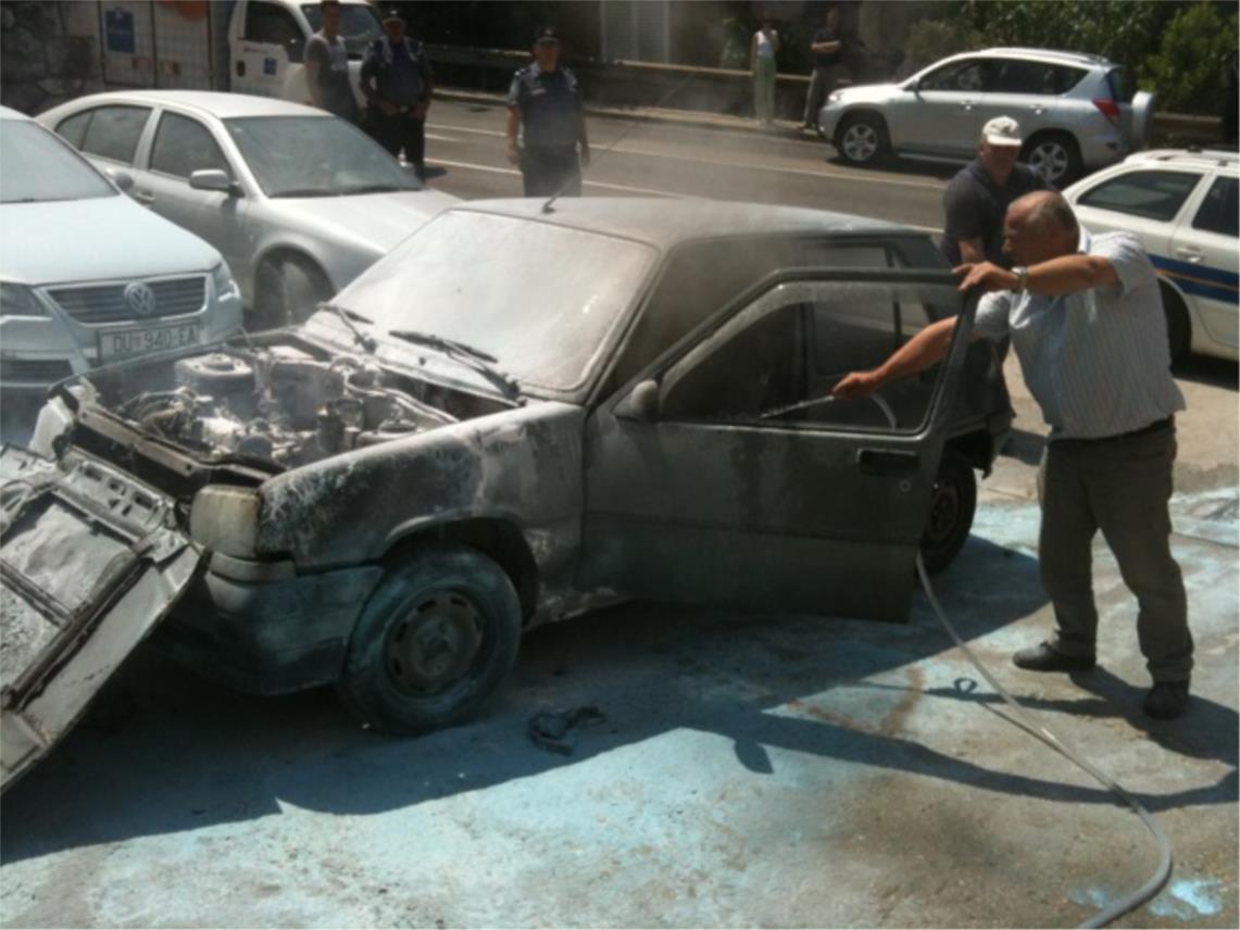 Izgorio automobil ispred zgrade Vodovoda