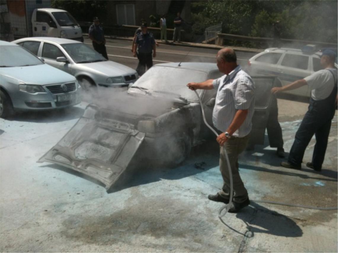 Izgorio automobil ispred zgrade Vodovoda