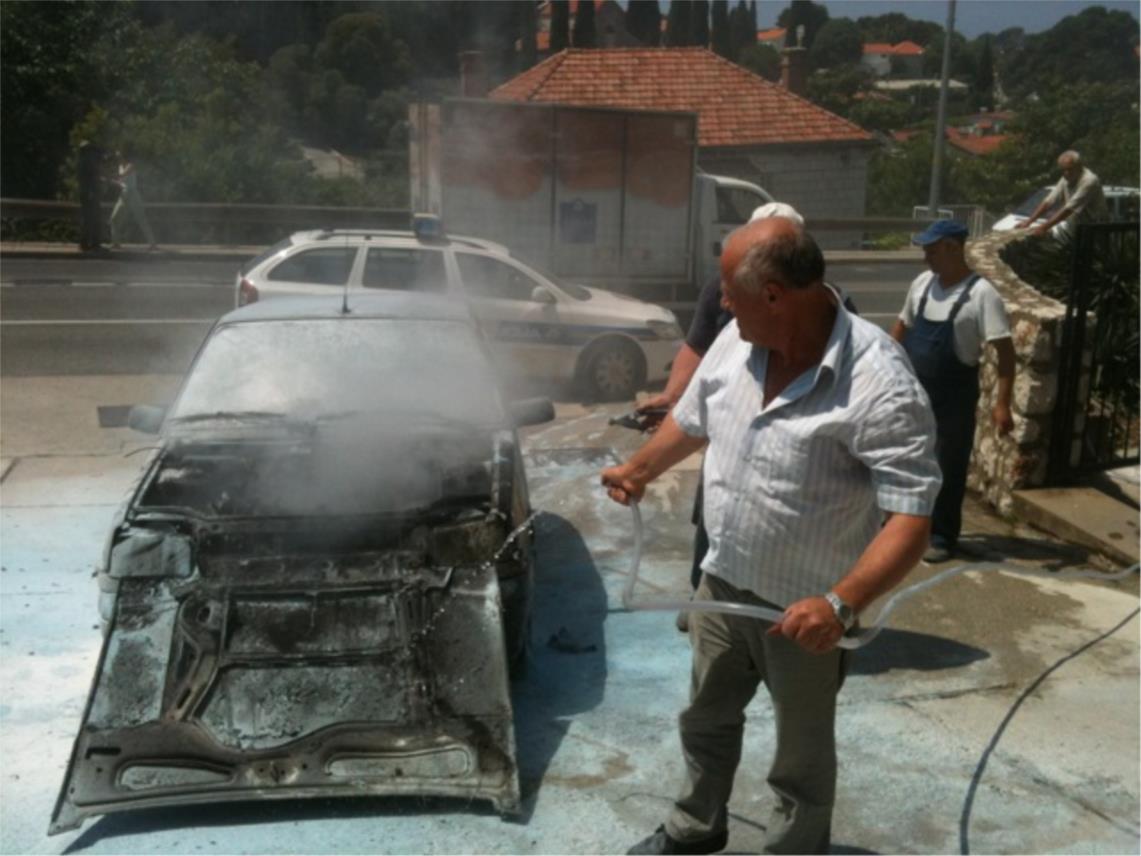 Izgorio automobil ispred zgrade Vodovoda