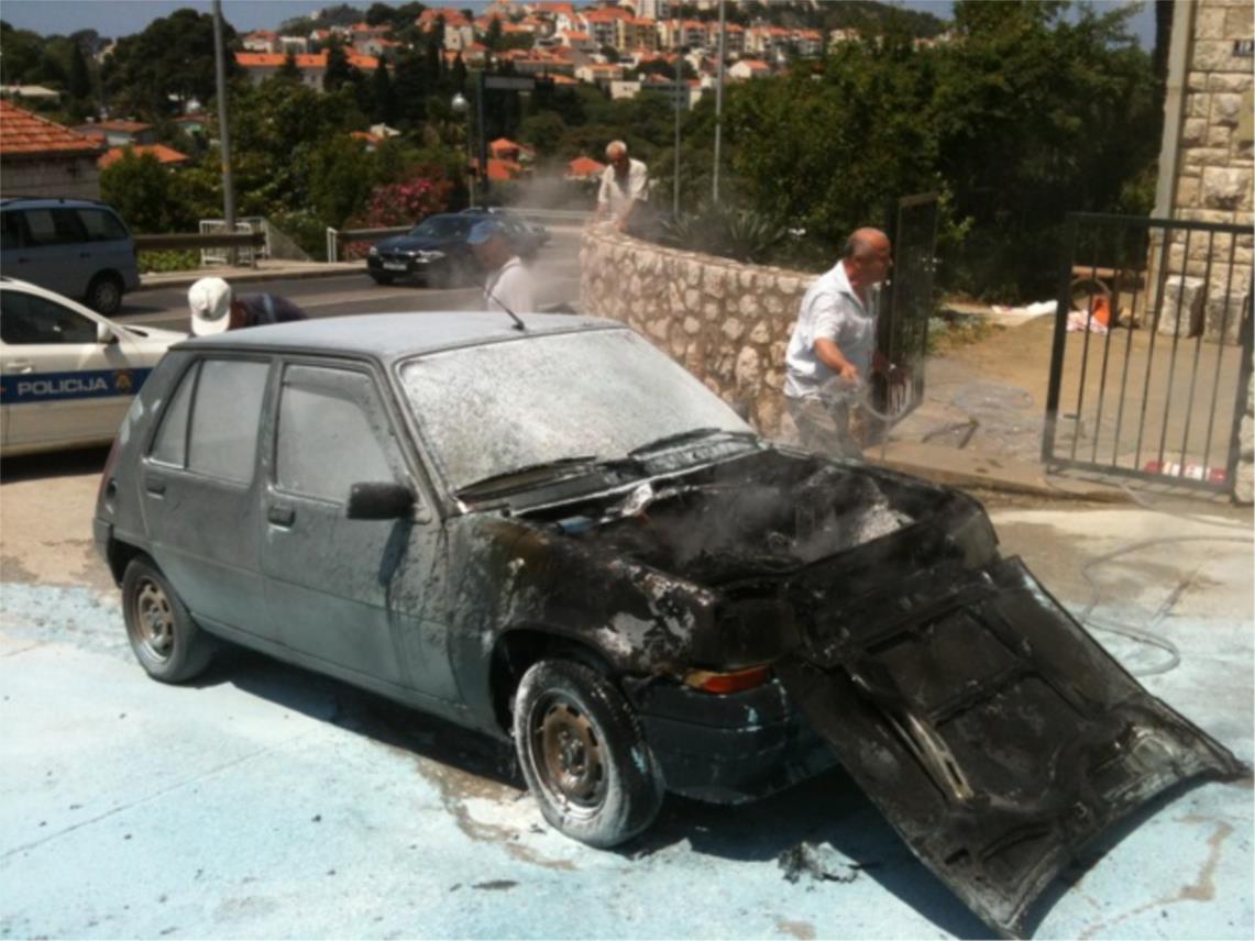 Izgorio automobil ispred zgrade Vodovoda