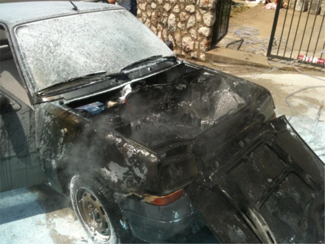 Izgorio automobil ispred zgrade Vodovoda