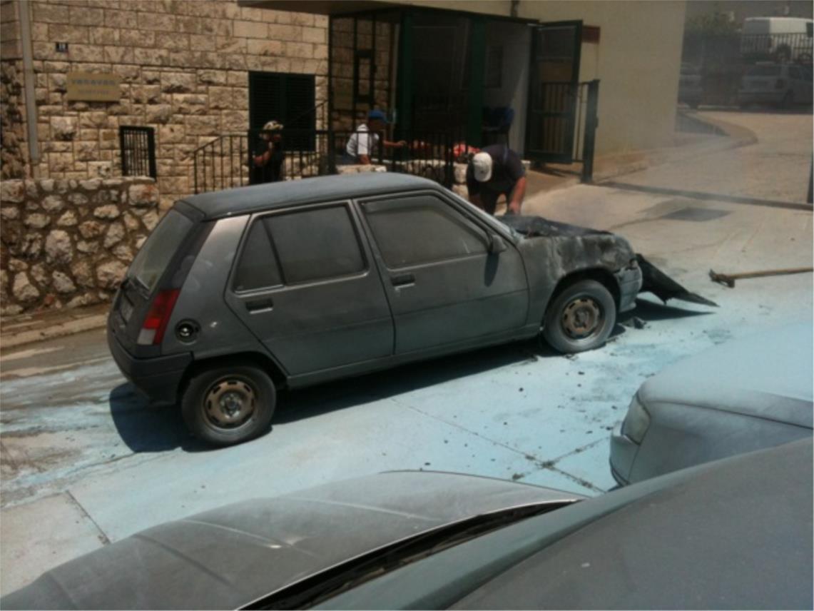 Izgorio automobil ispred zgrade Vodovoda