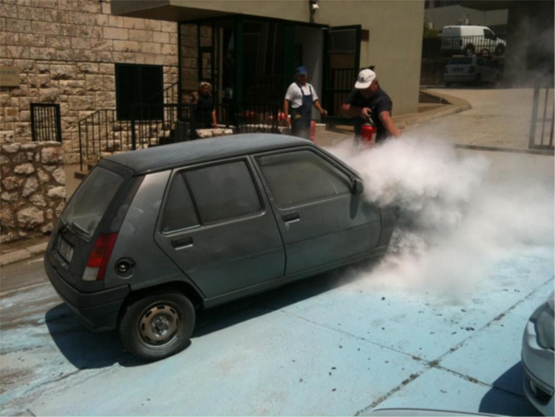 Izgorio automobil ispred zgrade Vodovoda