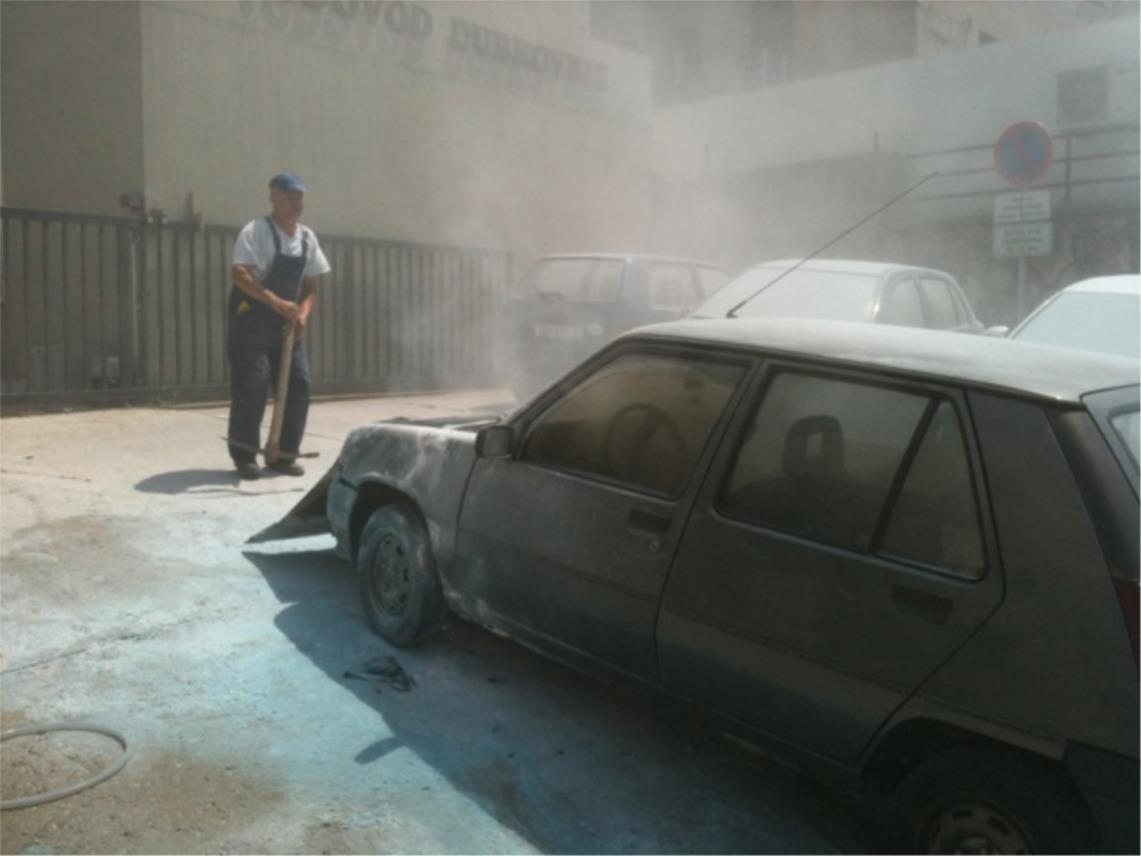 Izgorio automobil ispred zgrade Vodovoda