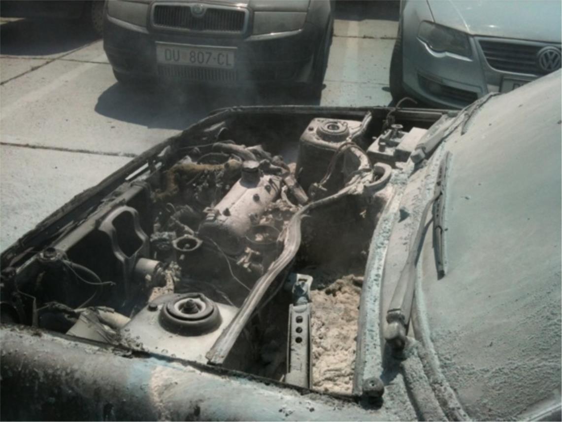Izgorio automobil ispred zgrade Vodovoda