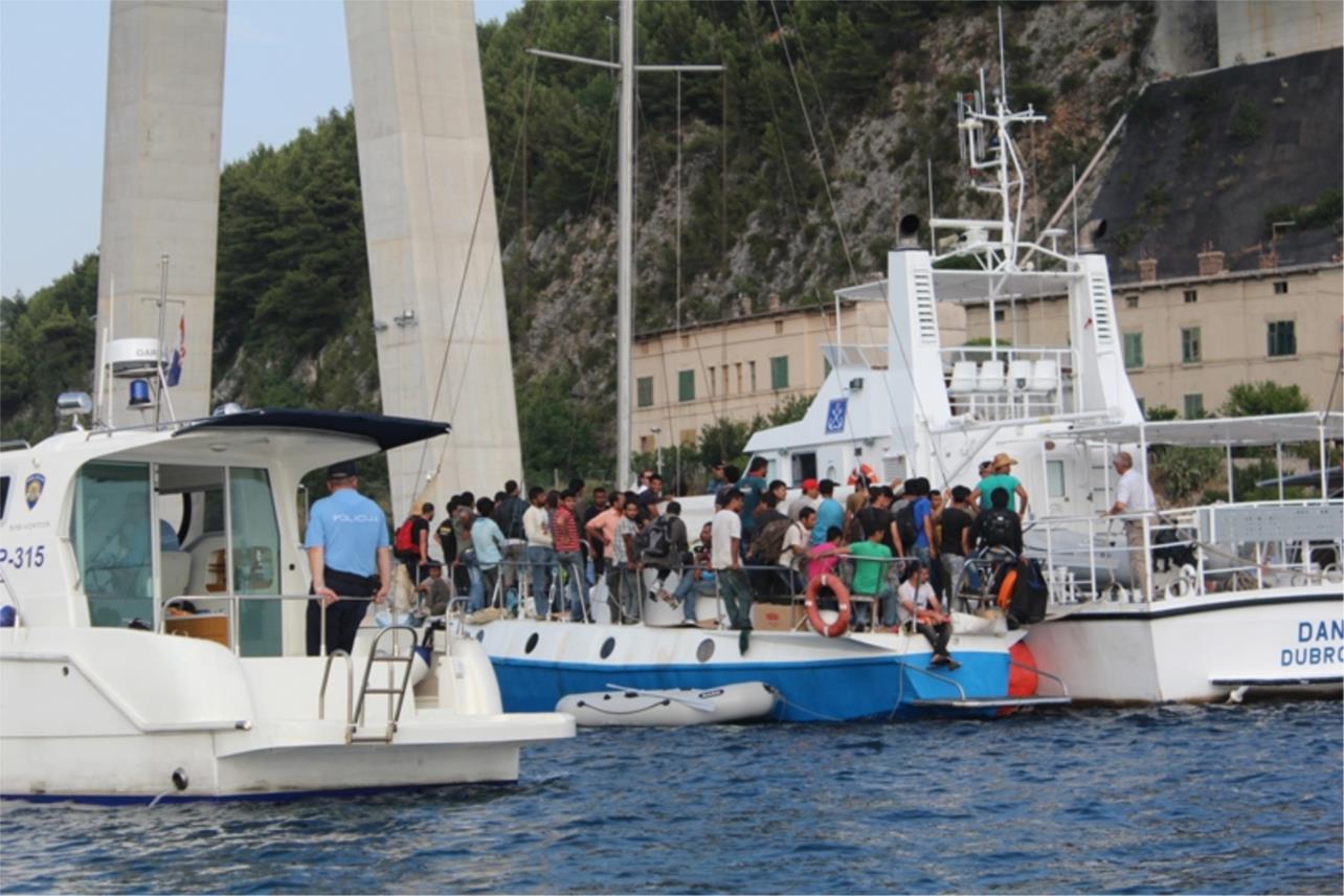 Jedrilica s imigrantima dotegljena u grušku luku