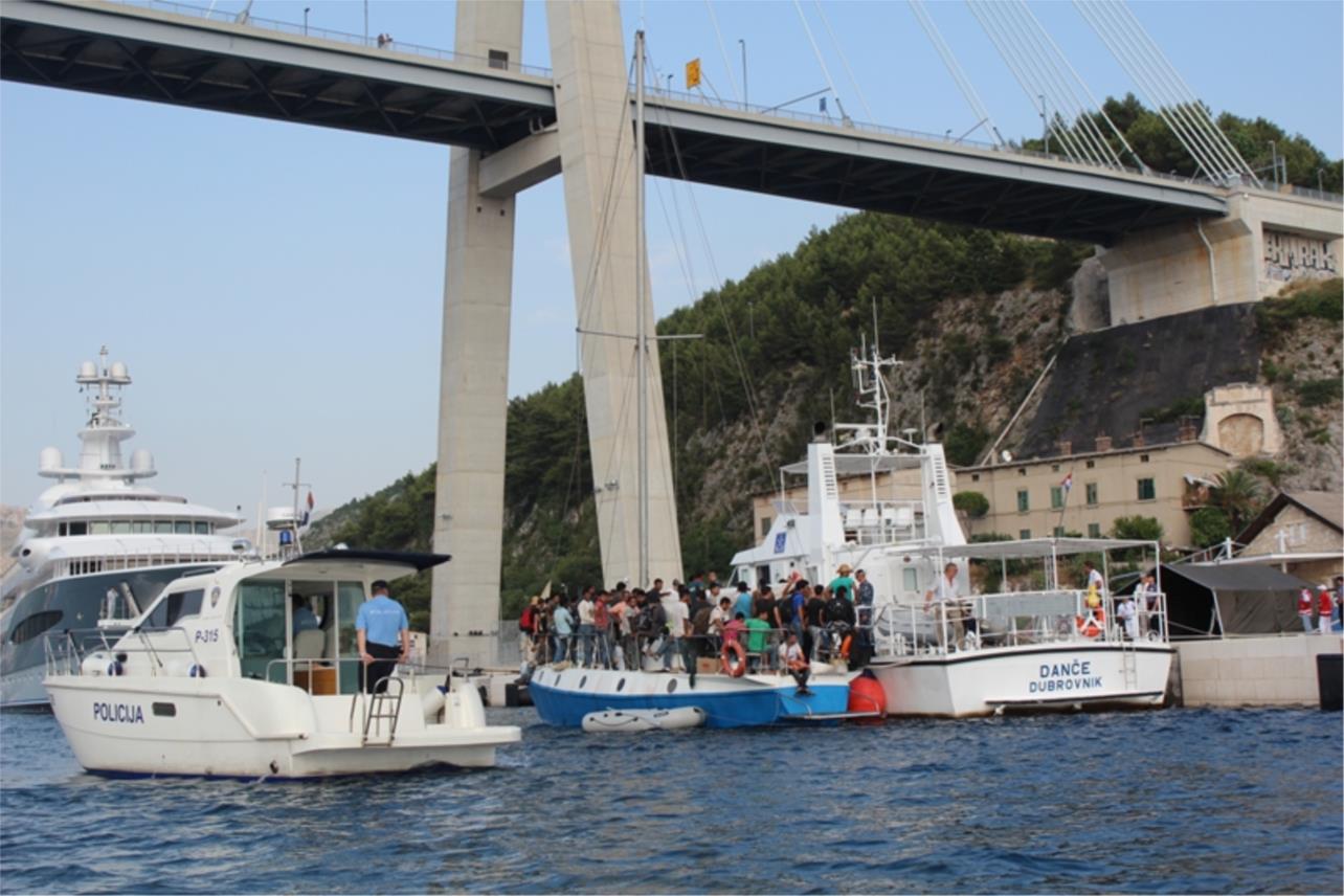 Jedrilica s imigrantima dotegljena u grušku luku
