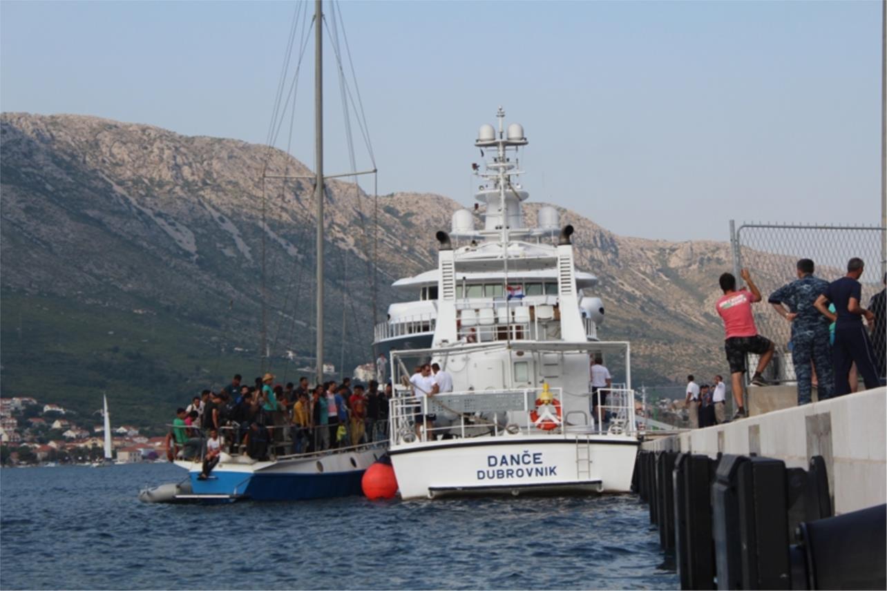Jedrilica s imigrantima dotegljena u grušku luku