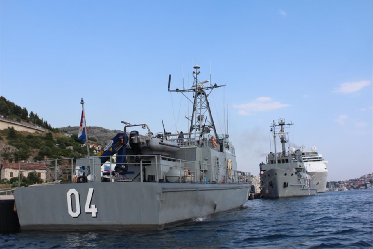 Jedrilica s imigrantima dotegljena u grušku luku
