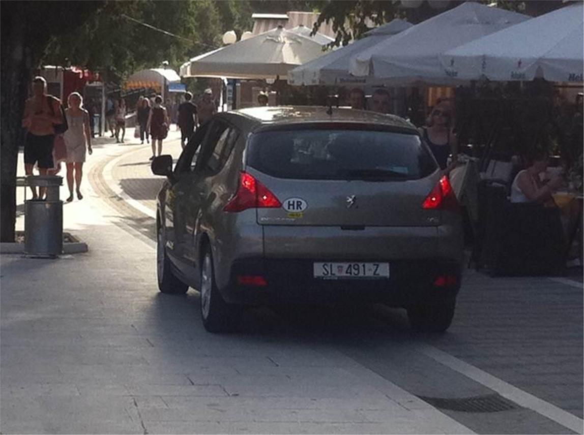 Vozila na šetnici Uvala Lapad 0