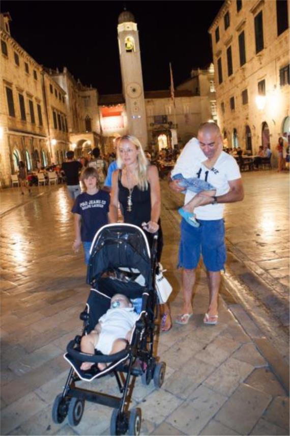 Dina i Davor Štern te Ljubo Pavasović Visković na Stradunu