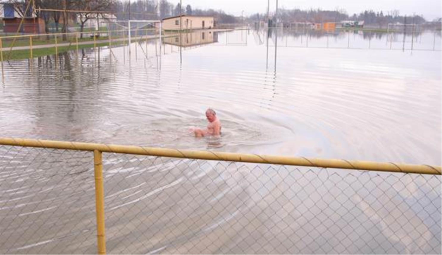 karlovac_-_poplava_kupanje_na_stadionu.jpg