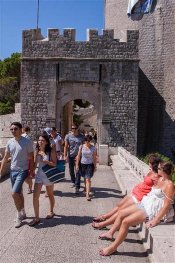 Turisti_Stradun_Ljeto 0