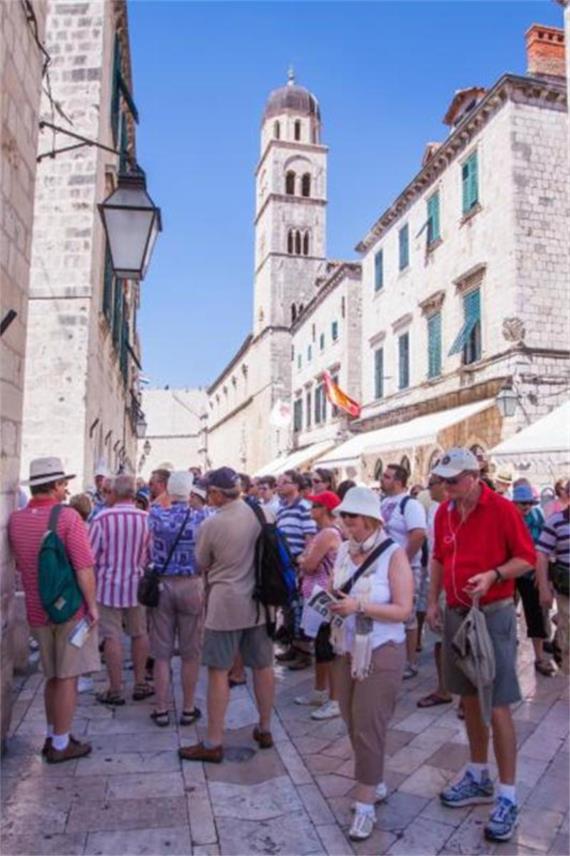 Turisti_Stradun_Ljeto 0