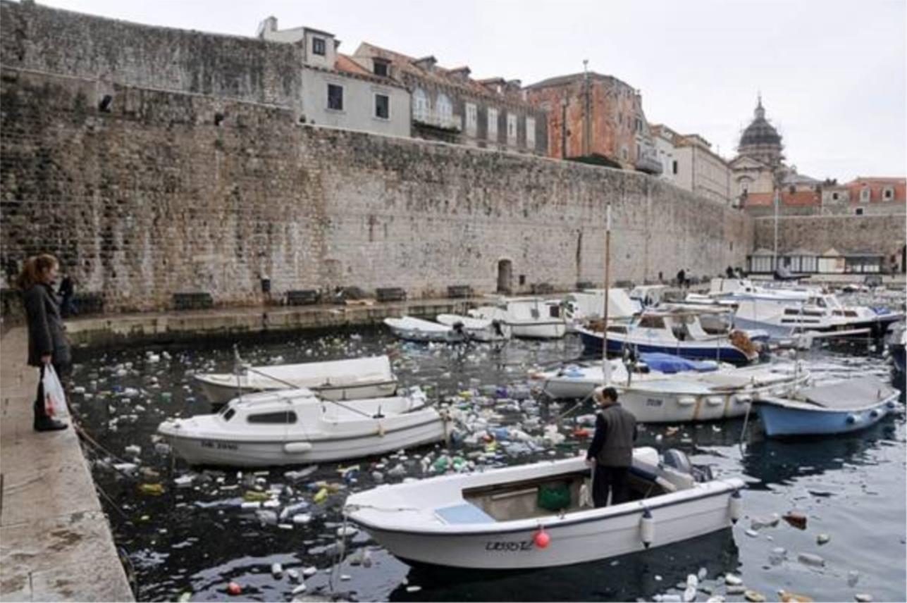 smece_u_dubrovackom_portu.jpg