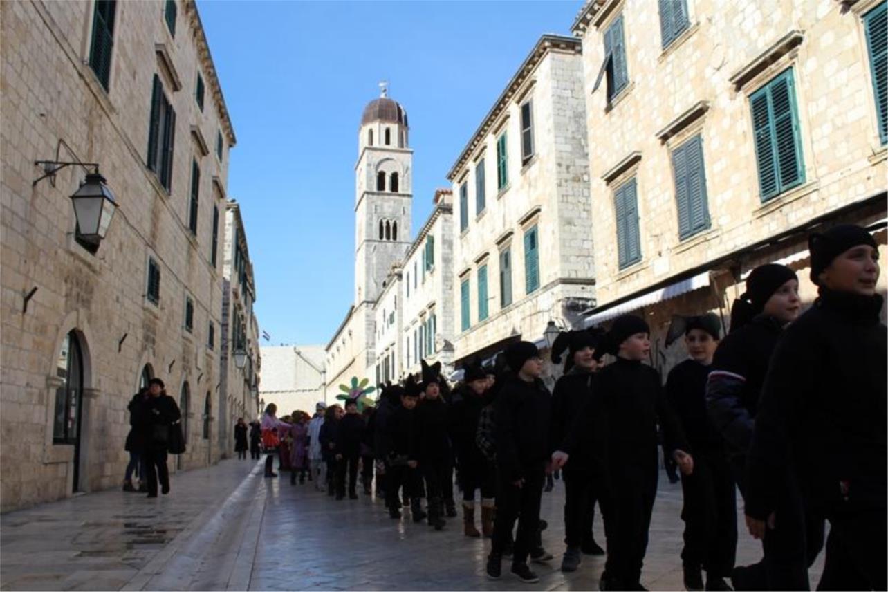 Maškarani školski dana učenici od prvog do četvrtog 0