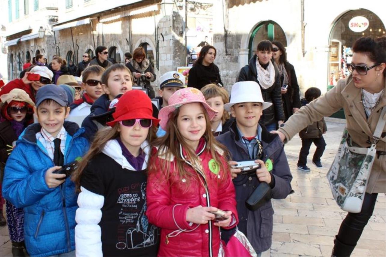 Maškarani školski dana učenici od prvog do četvrtog 0
