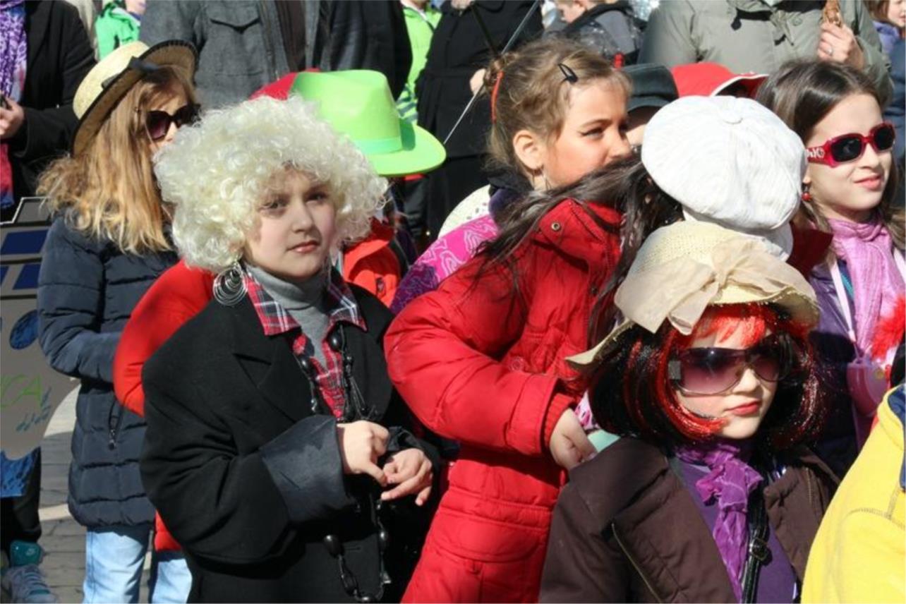 Maškarani školski dana učenici od prvog do četvrtog 0