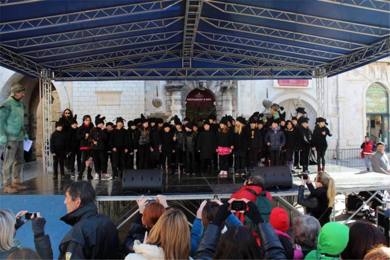 Maškarani školski dana učenici od prvog do četvrtog 0