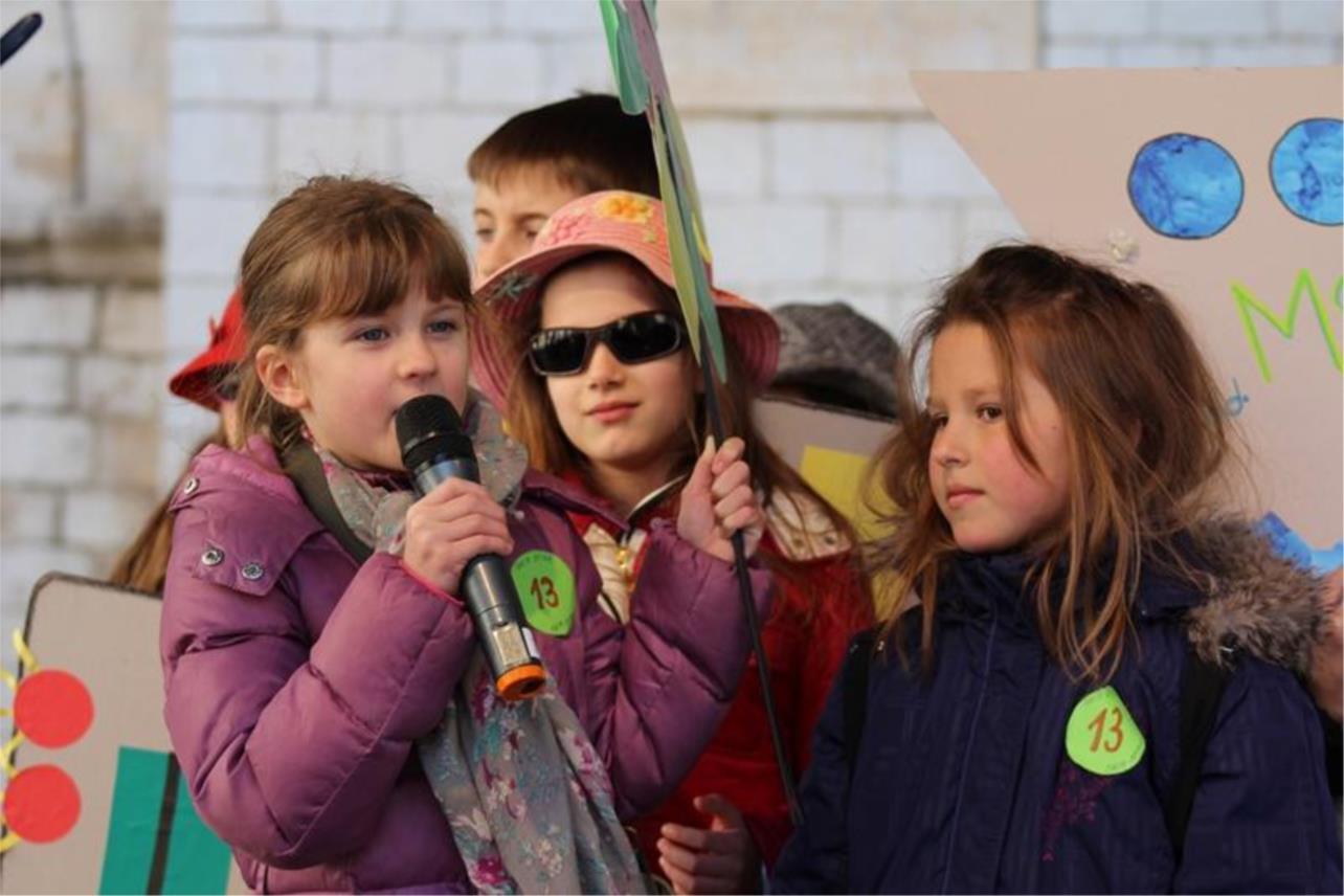 Maškarani školski dana učenici od prvog do četvrtog 0