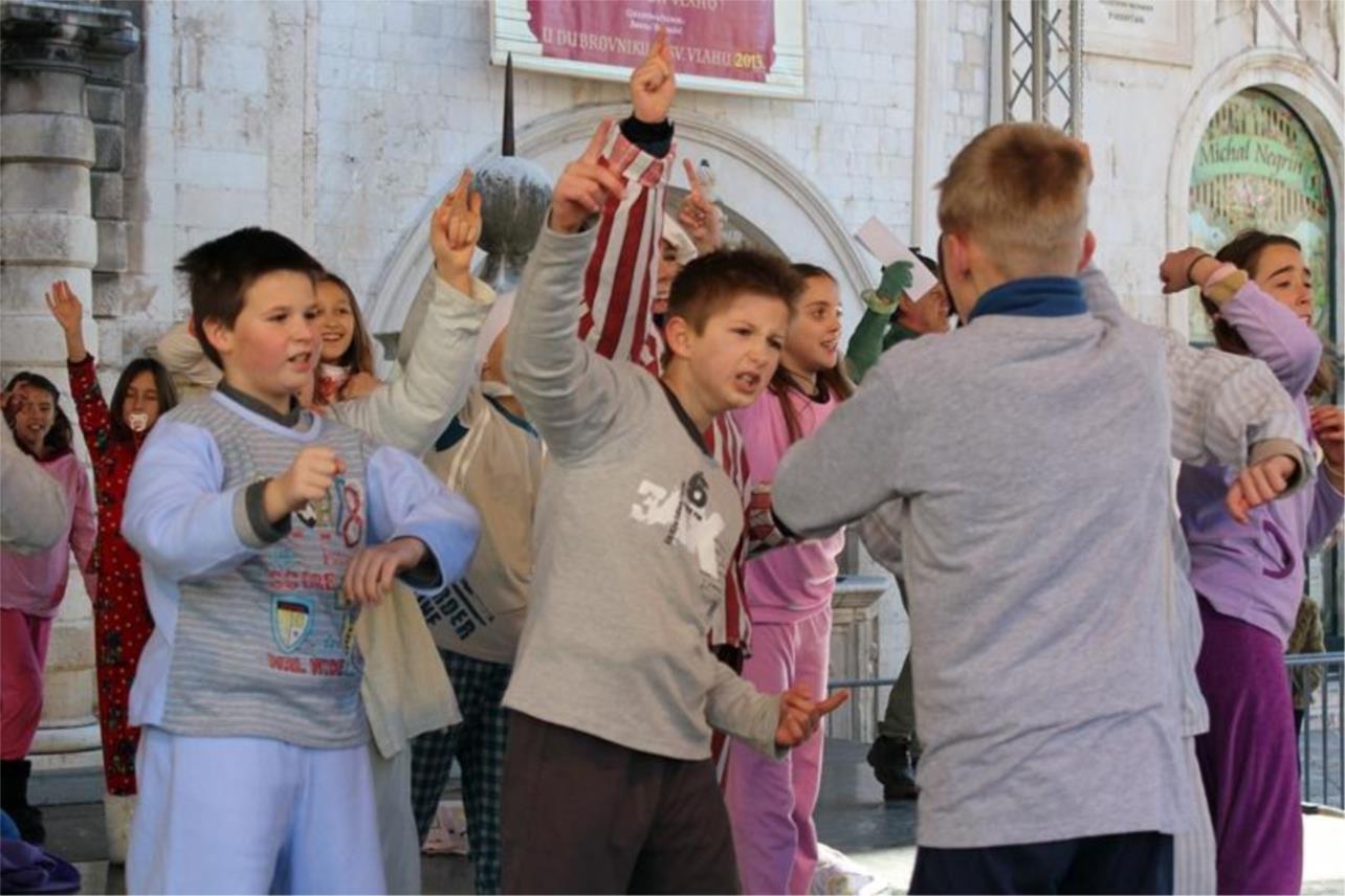 Maškarani školski dana učenici od prvog do četvrtog 0