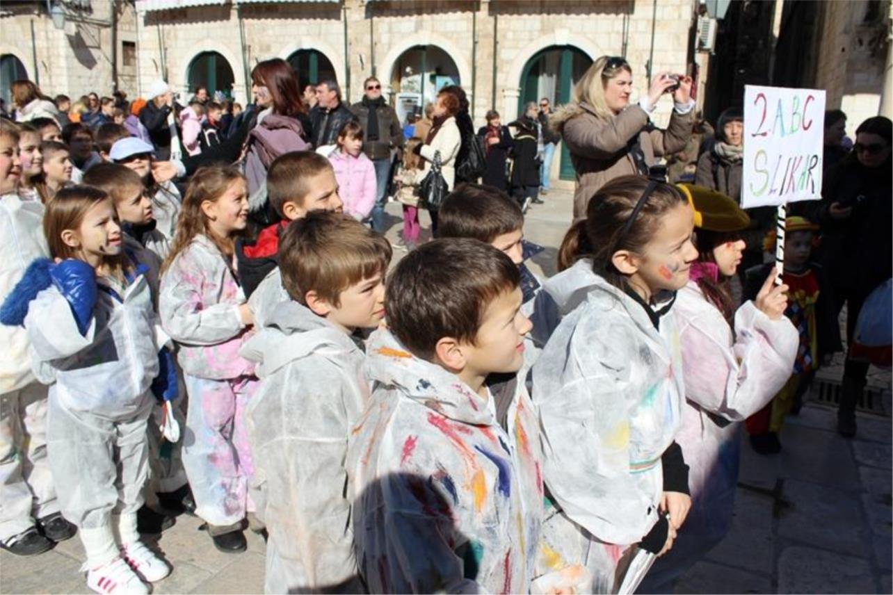 Maškarani školski dana učenici od prvog do četvrtog 0