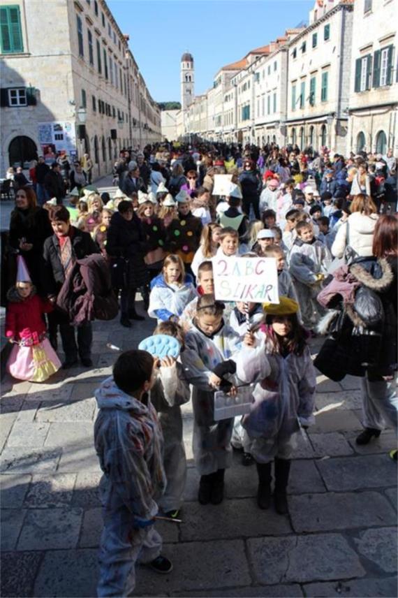 Maškarani školski dana učenici od prvog do četvrtog 0