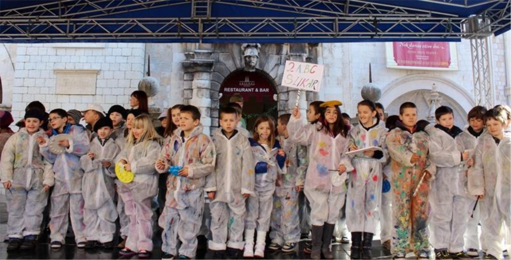 Maškarani školski dana učenici od prvog do četvrtog 0