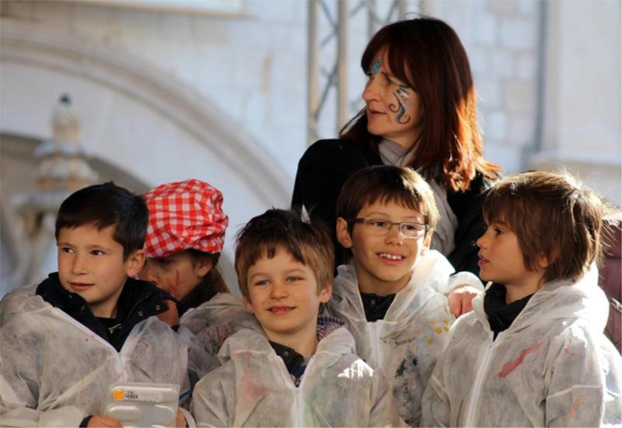 Maškarani školski dana učenici od prvog do četvrtog 0