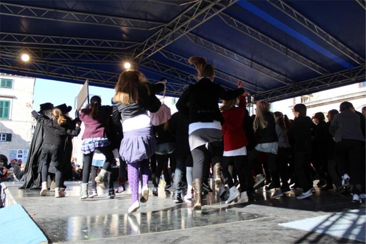 Maškarani školski dana učenici od prvog do četvrtog 0