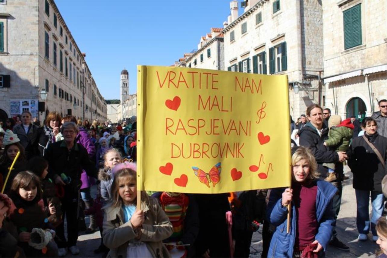 Maškarani školski dana učenici od prvog do četvrtog 0