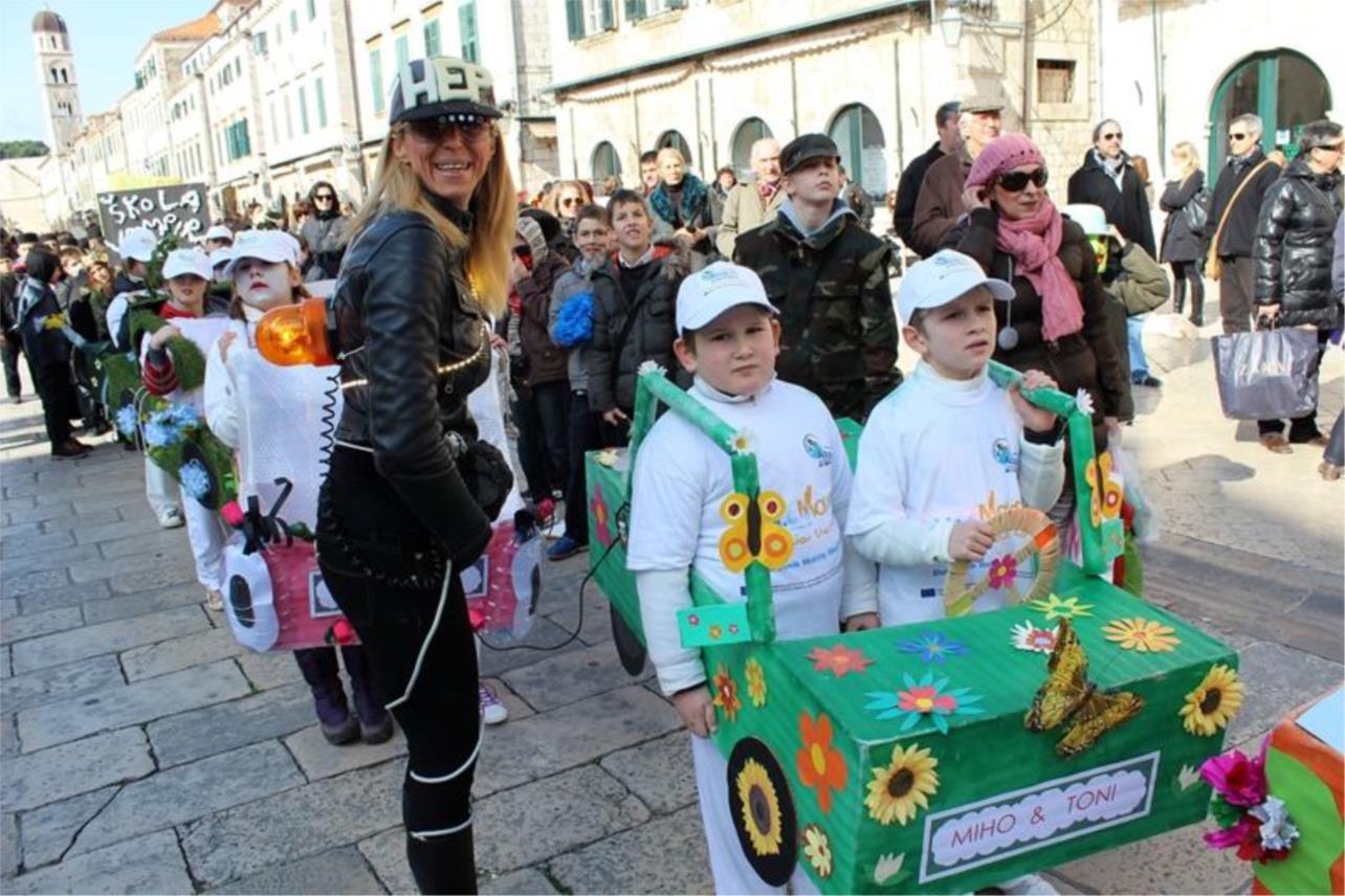 Maškarani školski dana učenici od prvog do četvrtog 0