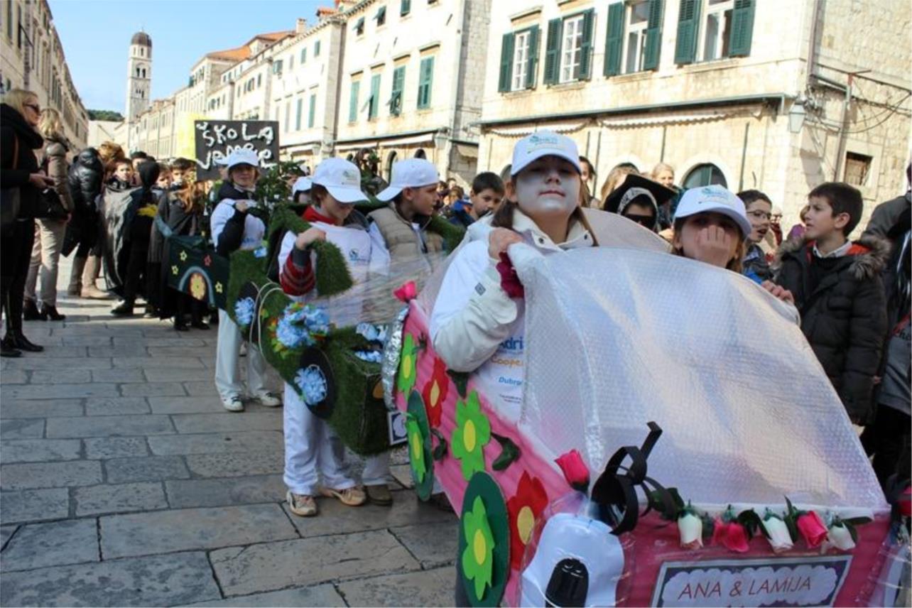 Maškarani školski dana učenici od prvog do četvrtog 0