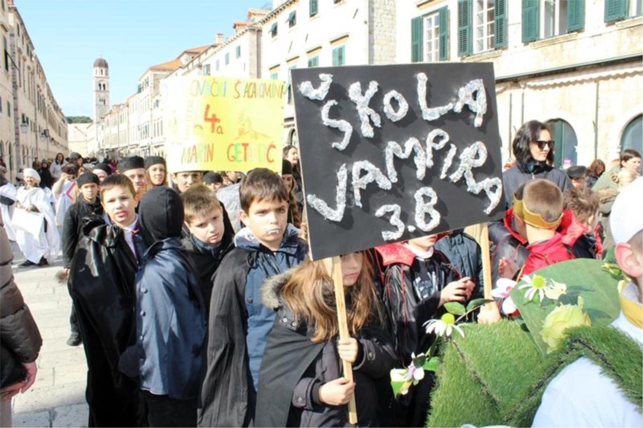 Maškarani školski dana učenici od prvog do četvrtog 0