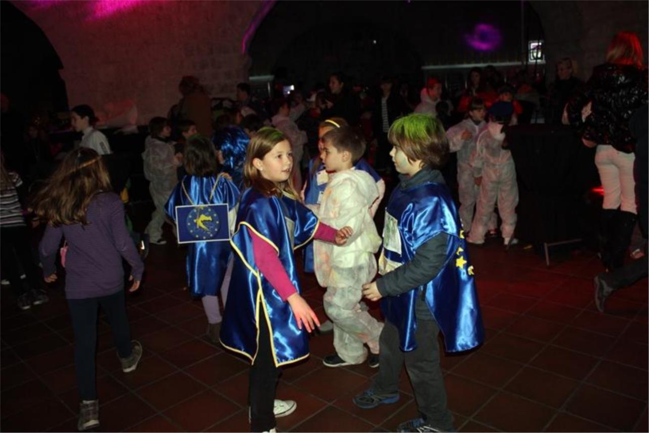 Maškarani  učenici partijali u Revelinu 0