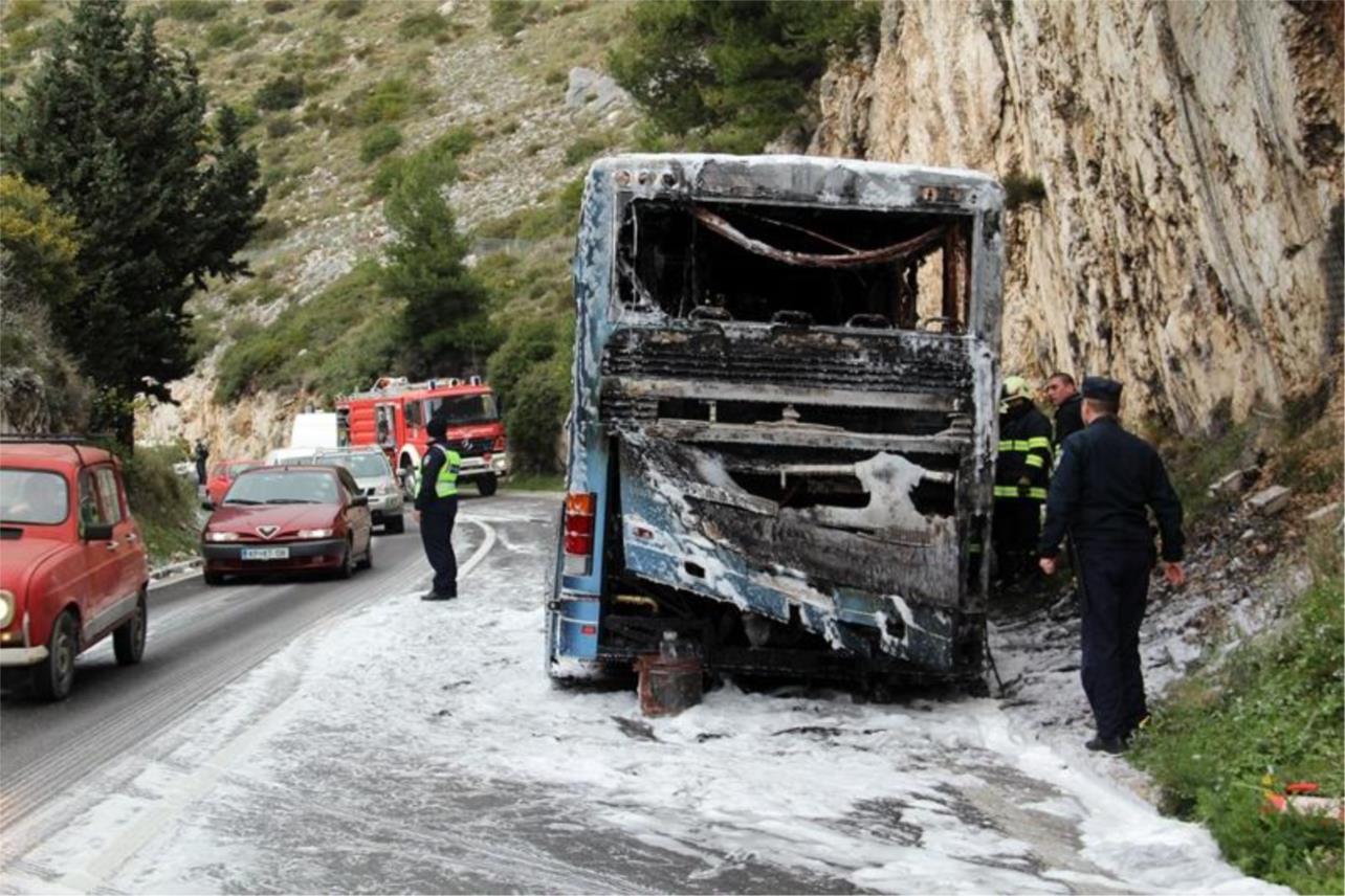 Zapalijeni autobus  0