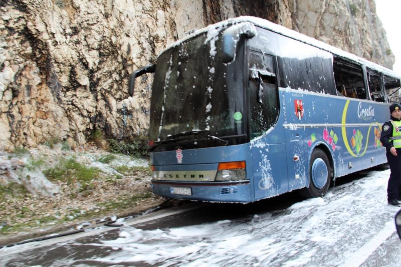 Zapalijeni autobus  0