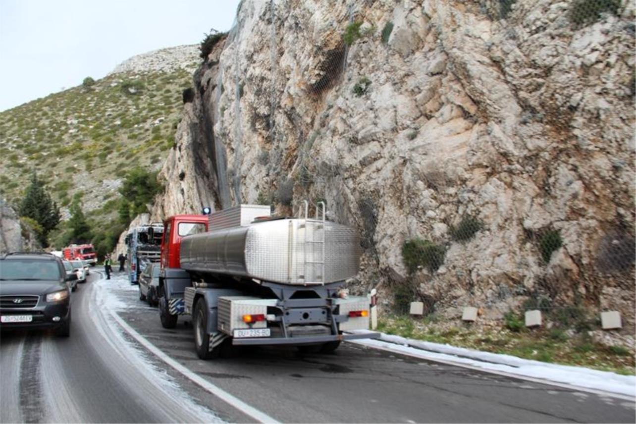 Zapalijeni autobus  0