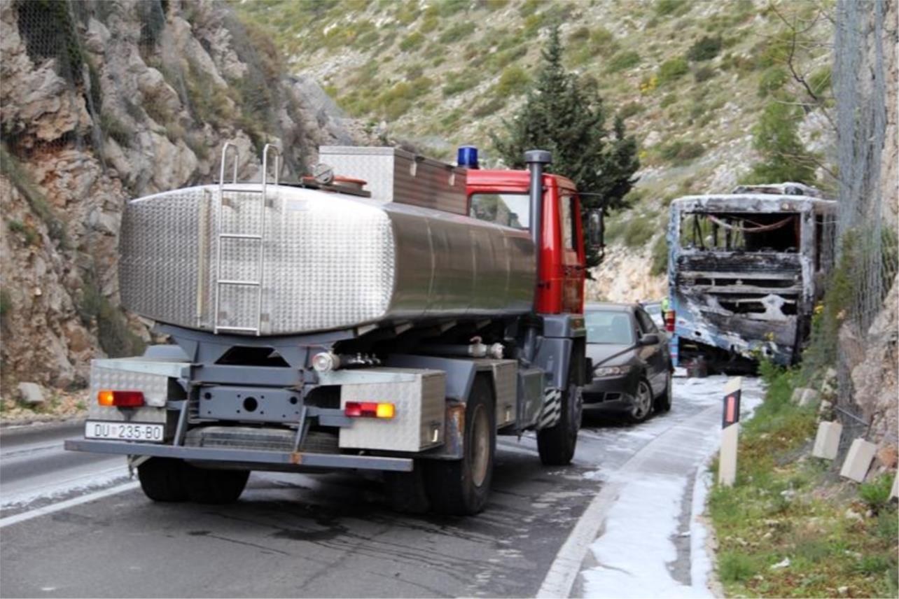 Zapalijeni autobus  0