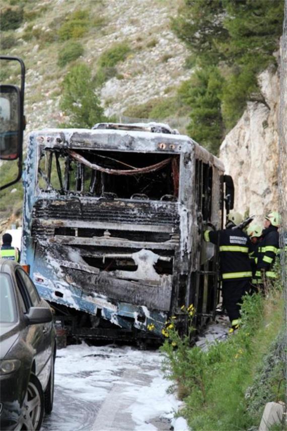 Zapalijeni autobus  0