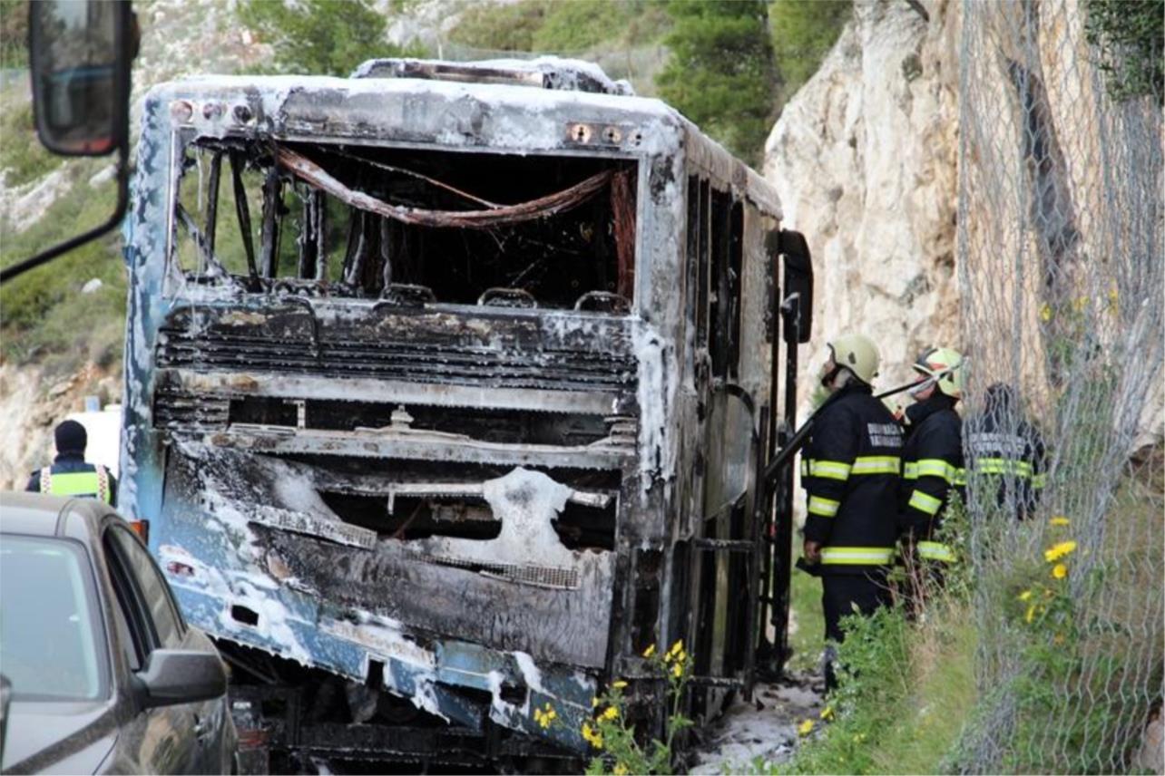 Zapalijeni autobus  0