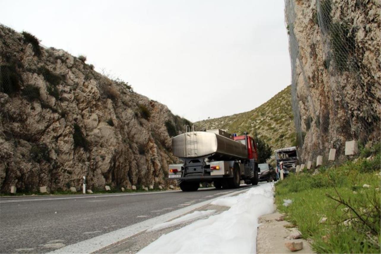 Zapalijeni autobus  0