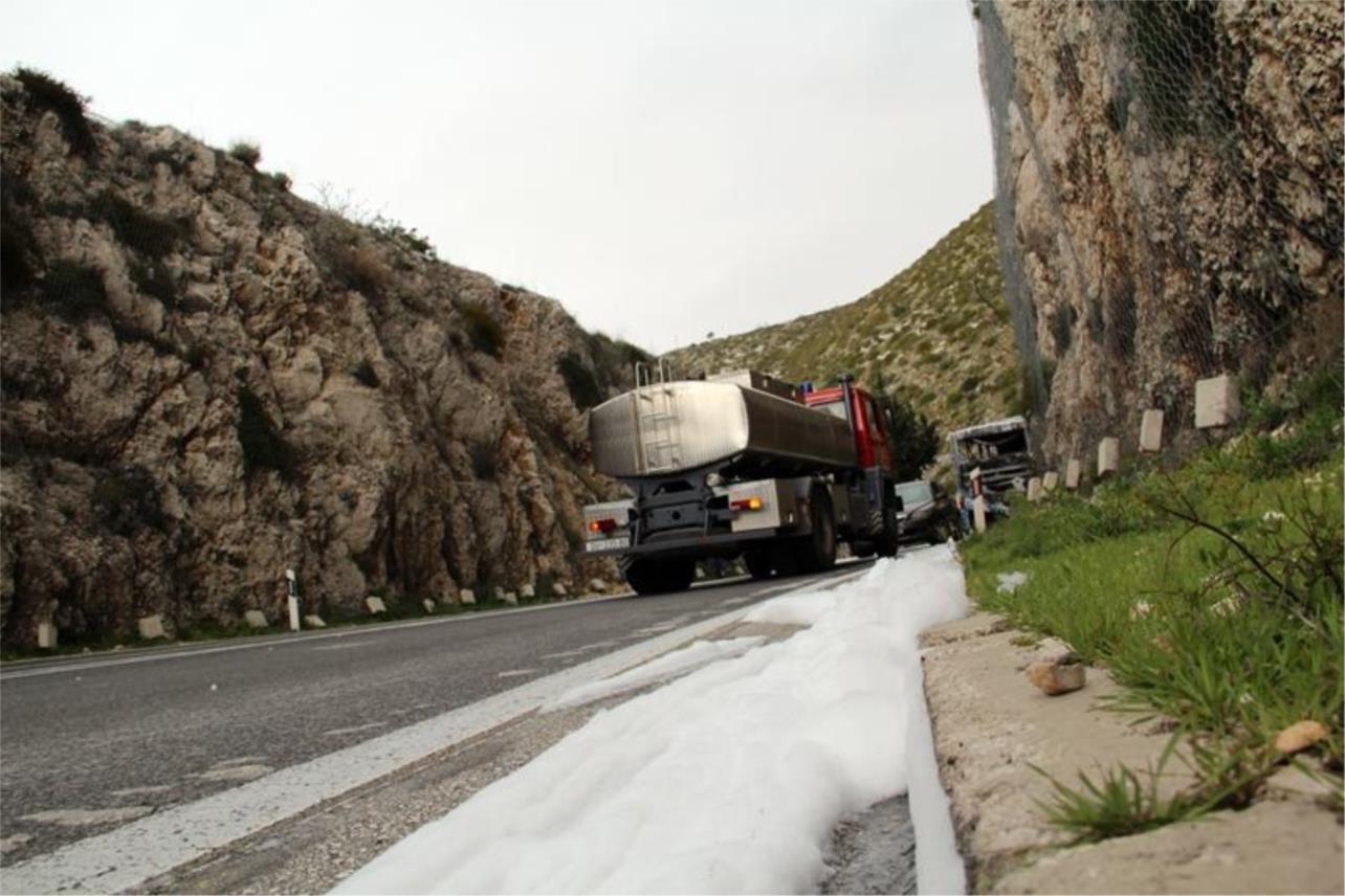 Zapalijeni autobus  0