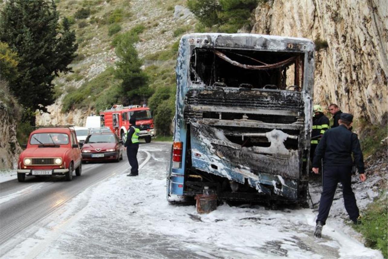 Zapaljeni autobus  0