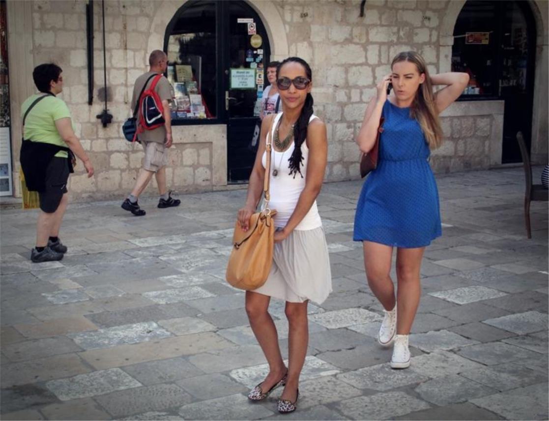 Stradun djevojke u ljetnim haljinama 0