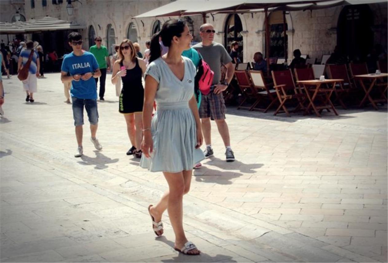 Stradun djevojke u ljetnim haljinama 0