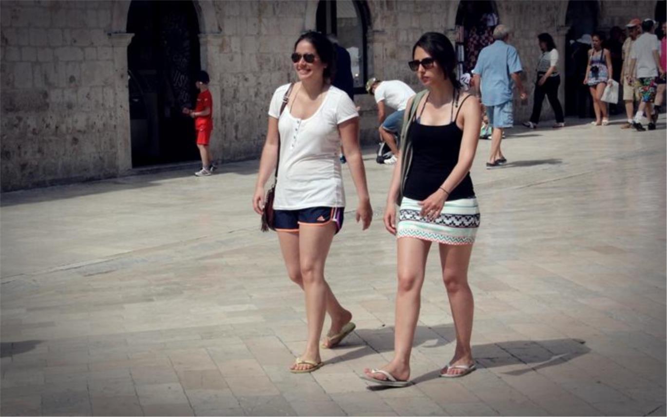 Stradun djevojke u ljetnim haljinama 0